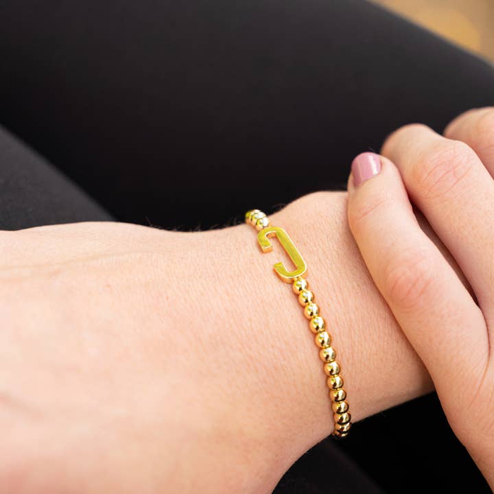 assortiment initial de bracelets avec perles sur le côté pour la vente par Cool and Interesting