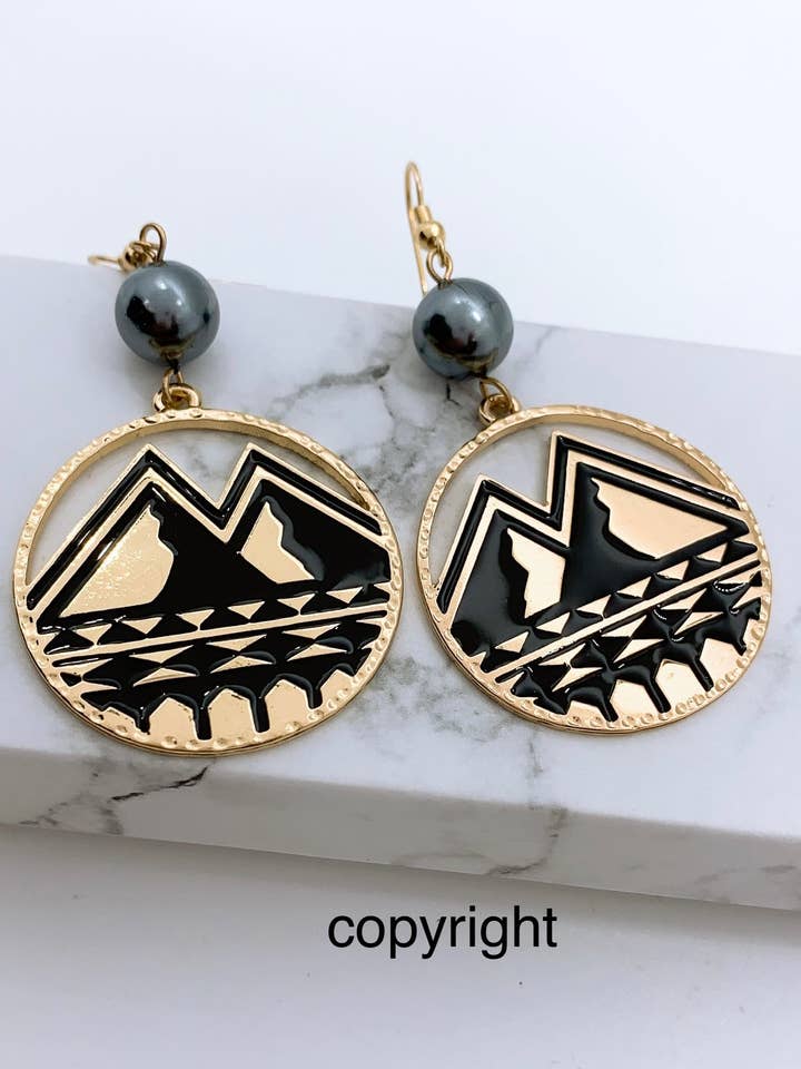 Círculo Tribal Mauna Kea: Brinco de Ouro Hamilton com Pérolas de Concha por atacado de Anela's Jewelry