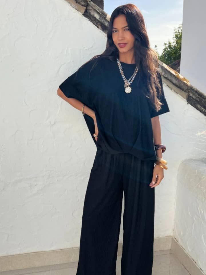 Top oversize in jersey elasticizzato e pantaloni dalla vestibilità rilassata per la vendita all'ingrosso da parte di CY FASHION. LONDON