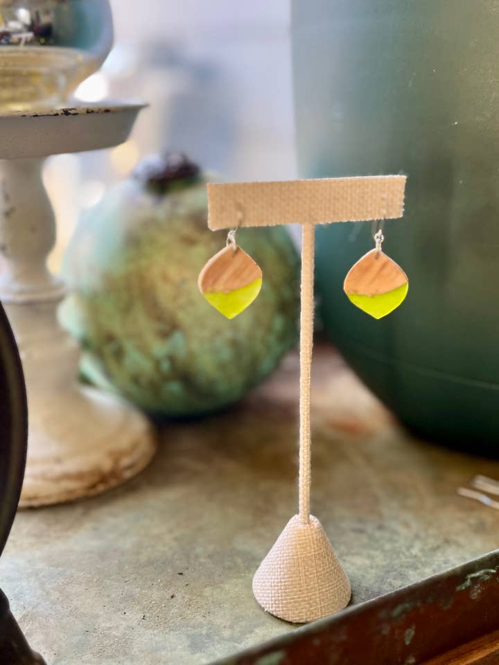 Petites boucles d'oreilles pendantes pour la vente par Alchemy Jewelry