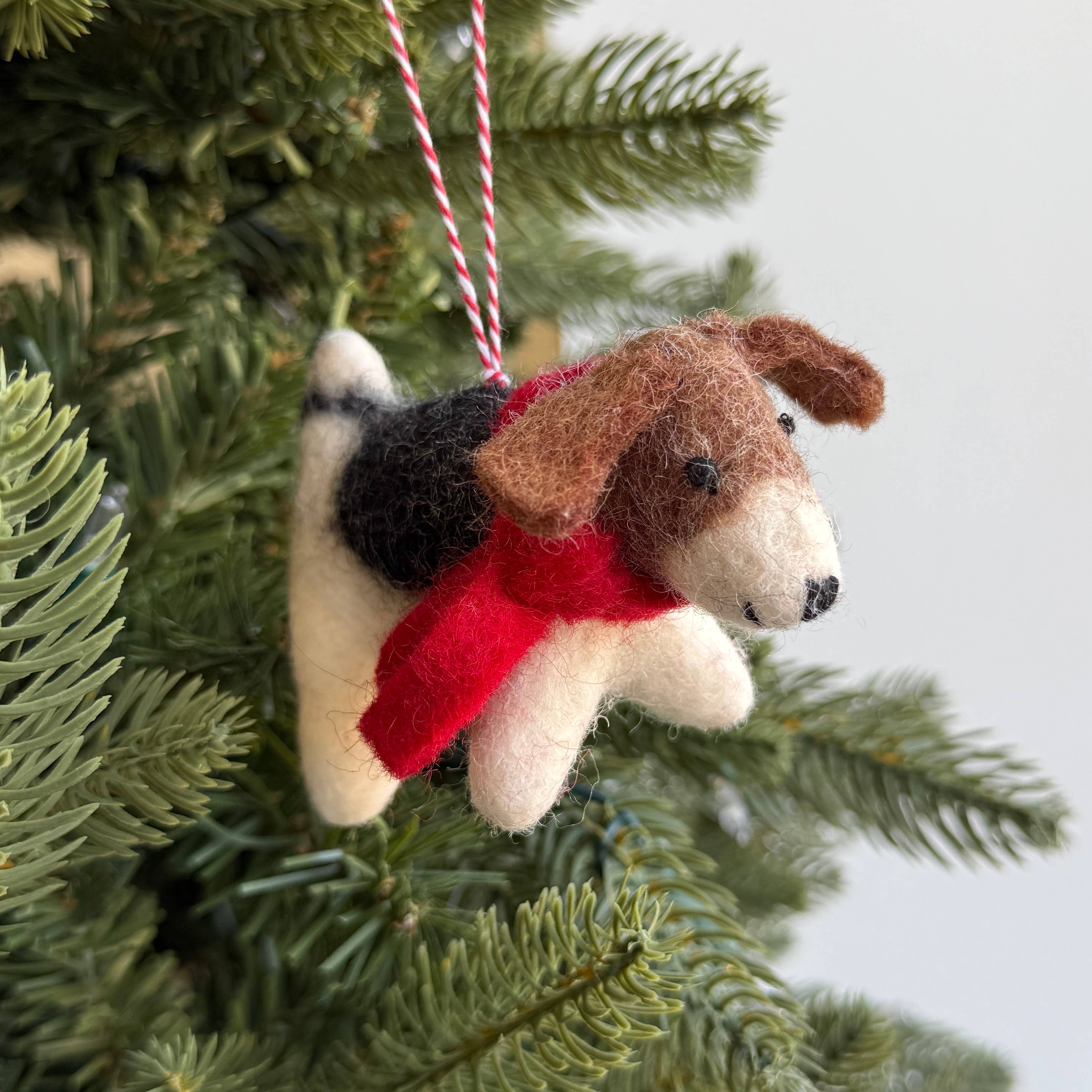 Ornaments 4 Orphans - Wholesale Ornament - Kerstornament van hond met rode sjaal van getuft wol
