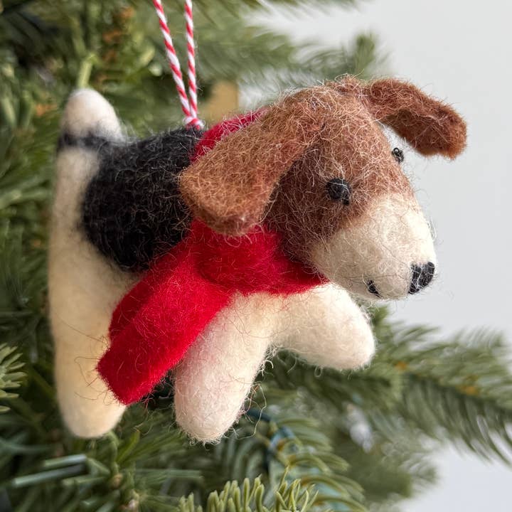 Ornaments 4 Orphans - Wholesale Ornament - Kerstornament van hond met rode sjaal van getuft wol0