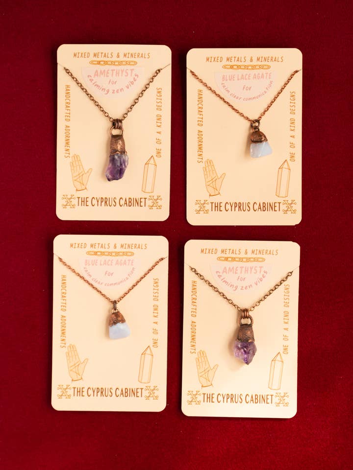 LOT DE COLLIERS EN CRISTAL AVEC AMÉTHYSTE ET AGATE LACÉE BLEUE pour la vente par The Cyprus Cabinet