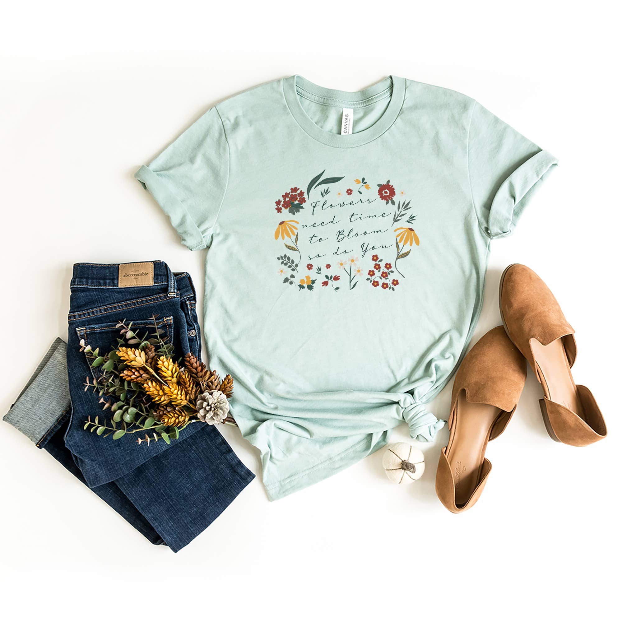 Olive And Ivory Wholesale - Vente T-shirt sérigraphié – femme - Les fleurs ont besoin de temps pour fleurir | T-shirt graphique à manches courtes1