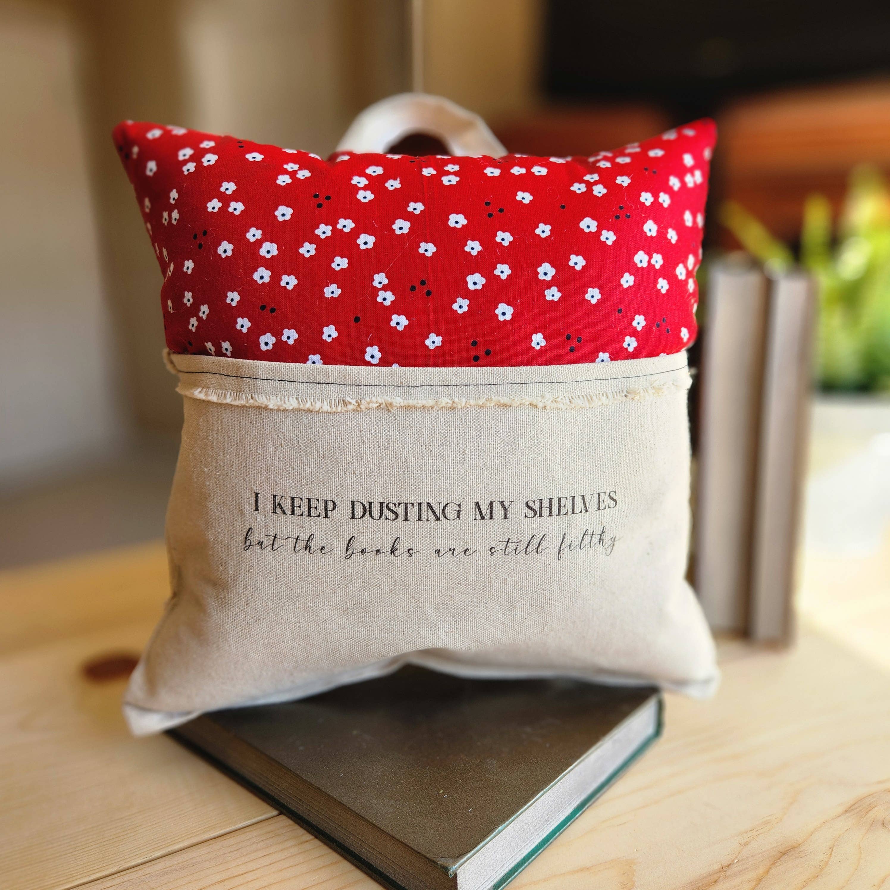 Desmond Brown - Vente Oreiller de voyage - Je continue à épousseter..., Coussin de lecture, rouge avec fleur blanche4