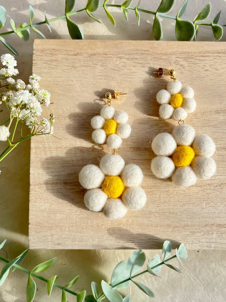 Witte margriet hangende vilten oorbel voor wholesale door Honey Loom Designs