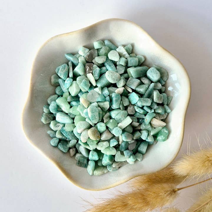 Rå Mini Ædelsten Chips 100 gram - Amazonit for engroshandel hos Moonlight Gemstones