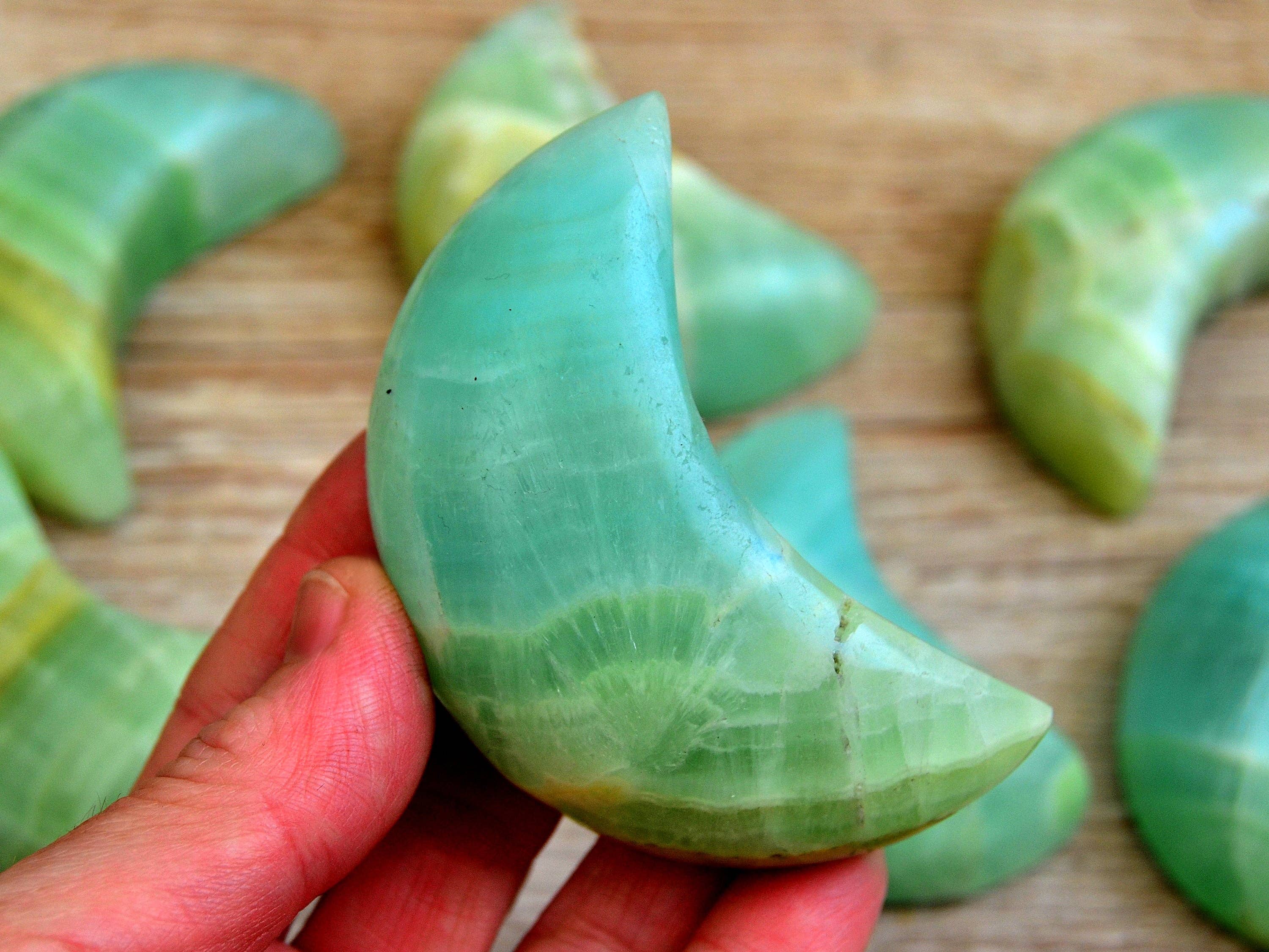 Kaia & Crystals – Großhandel Spiritueller Stein/Kristall – Mondförmiger Pistazien-Calcit (70 mm - 75 mm)1