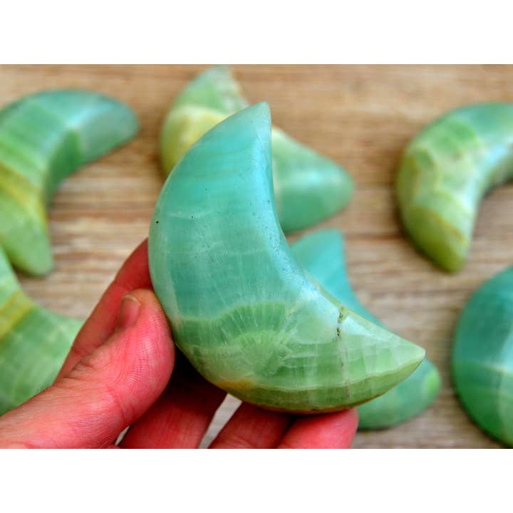 Kaia & Crystals – Großhandel Spiritueller Stein/Kristall – Mondförmiger Pistazien-Calcit (70 mm - 75 mm)1