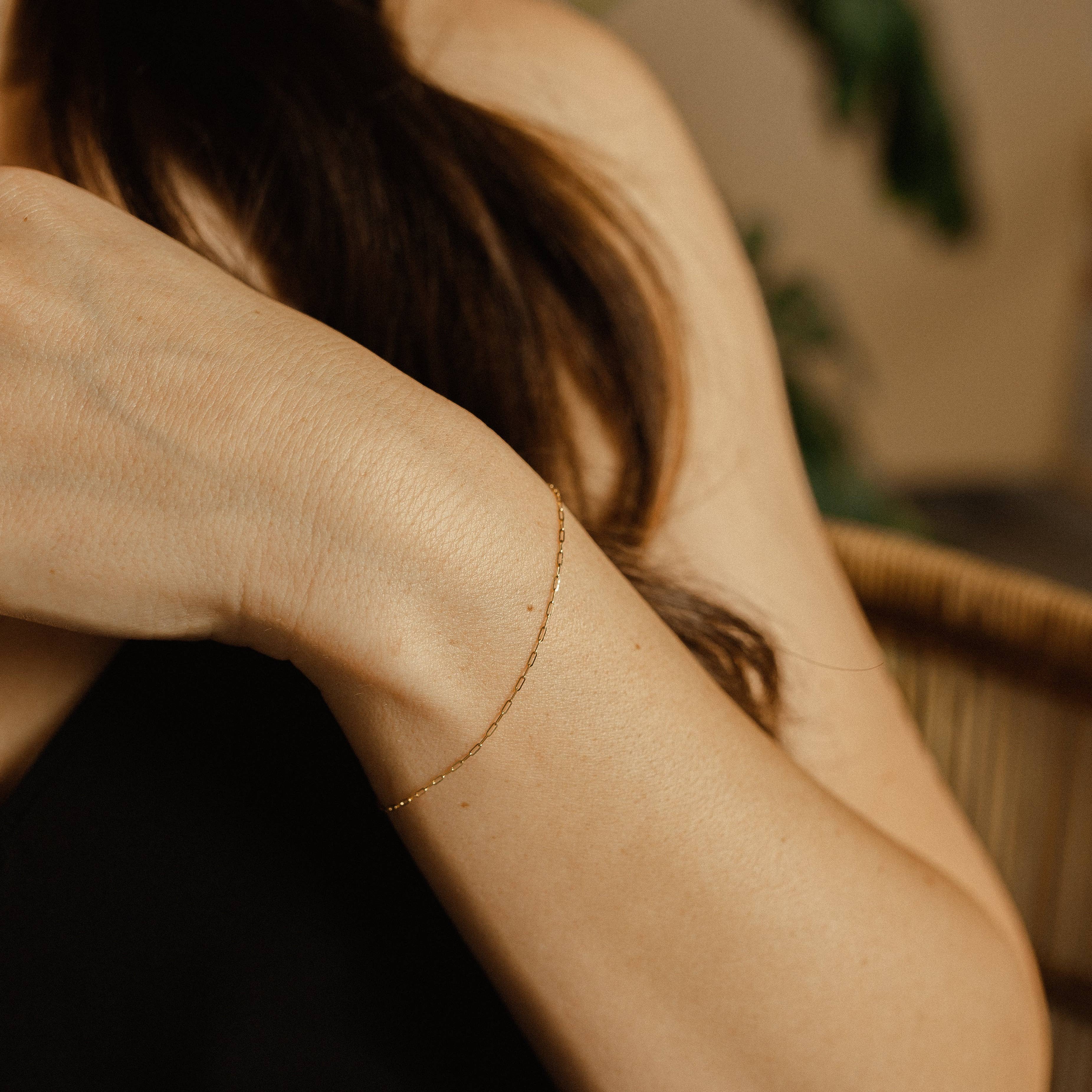 Ofina Jewelry - Venta al por mayor Pulseras de cadenas y eslabones - Pulsera fina con clip de oro macizo de 14 k1