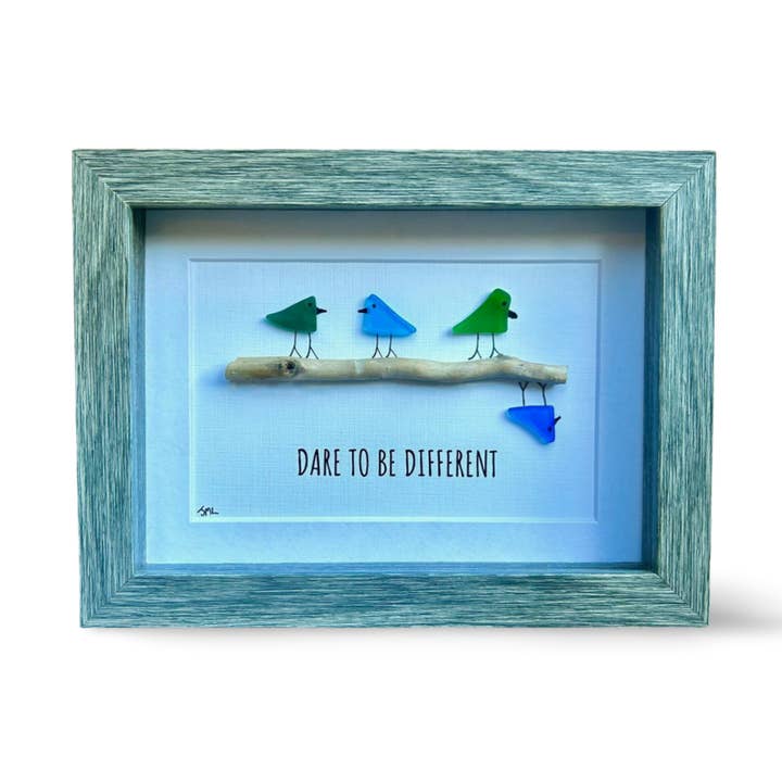 Art en verre de mer encadré à la main Dare To Be Different pour la vente par Joyful Pebble Art