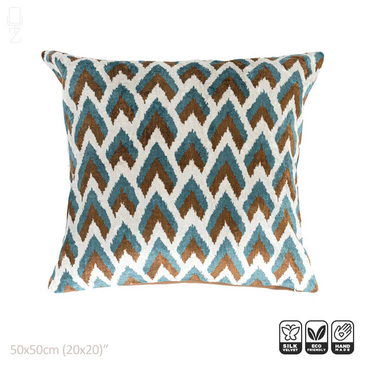 Ikat Kuddfodral i sammet med blå & brun färg | Framsidan är 100% siden sammet, baksidan är mjukt brunt tyg, OEKO-TEX® Standard för wholesale av OyzShop