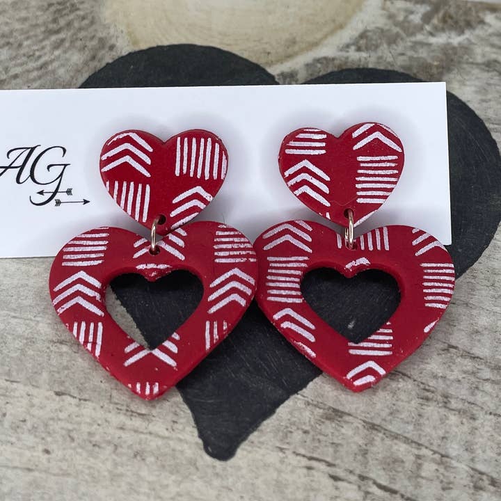 Pendentif en tissu de boue double cœur rouge pour la vente par Arrow Girl Designs #———>