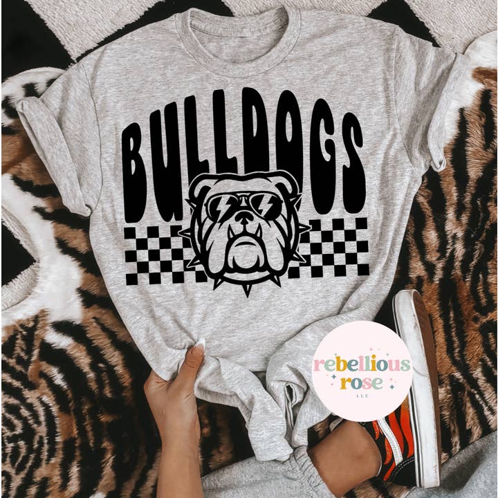 T-shirt con grafica Bulldogs a quadretti per la vendita all'ingrosso da parte di Rebellious Rose LLC