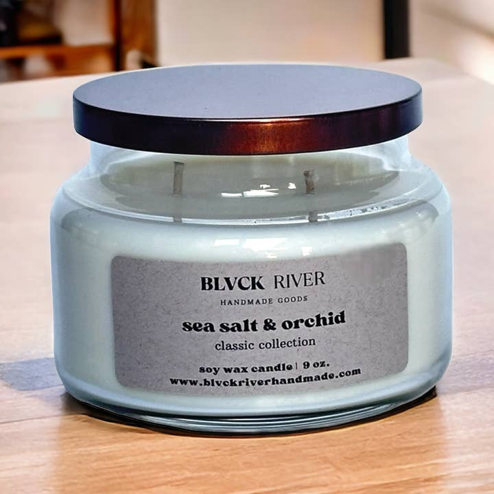 Havsalt og orkidé 9 oz sojalys - klar apotekskrukke for engroshandel hos Black River Handmade Goods