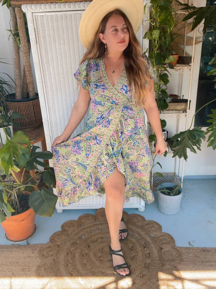 Robe portefeuille ajustable à volants en soie - Lot limité (Key lime) pour la vente par Pink and Silver