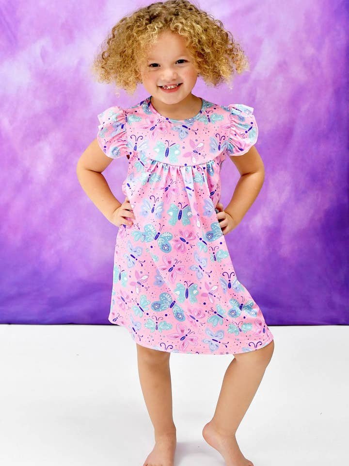 Great Lakes Kids Apparel – Engroshandel Kjole - Børn – Lyserød Pastel Sommerfugle Mælk Silke Flagrende Kjole