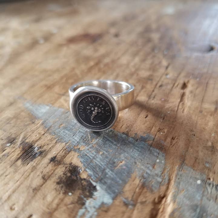 Overflødighedshorn voks Seal Ring - Gud giver os overflod for engroshandel hos Plum and Posey