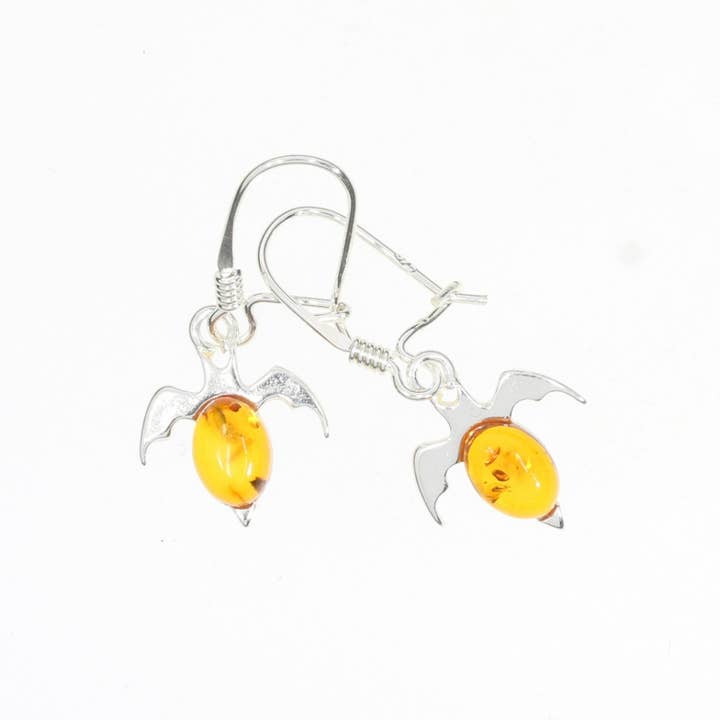 Amberman – Großhandel Ohrhänger – Fledermaus-Ohrringe mit Haken aus Sterlingsilber in Cognac-Bernstein