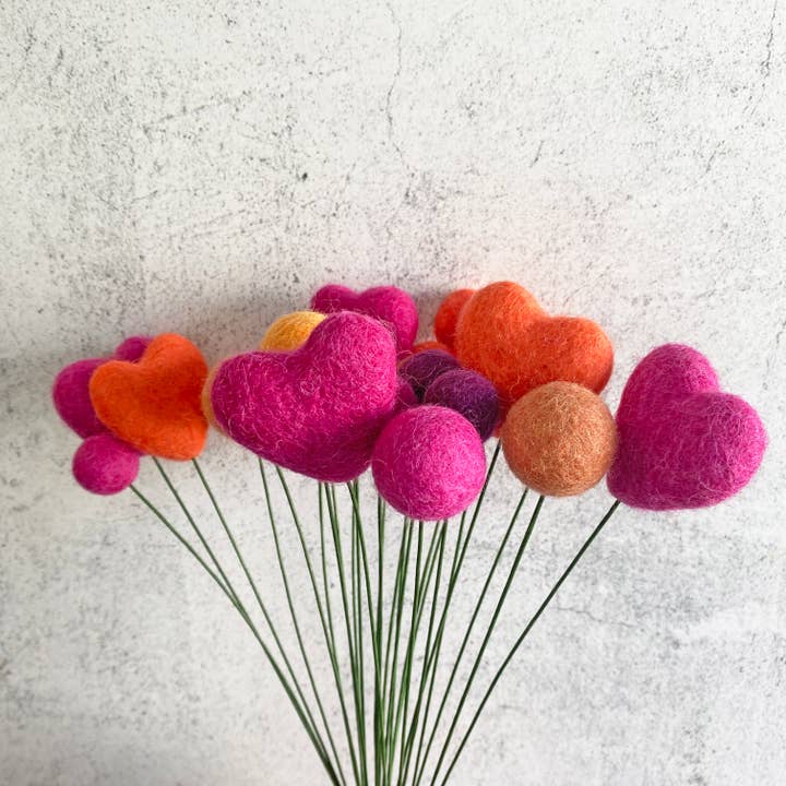 Oakwind Hollow - Venta al por mayor Flores artificiales - Bouquet de flores de fieltro con forma de corazón para solteros y tulipanes