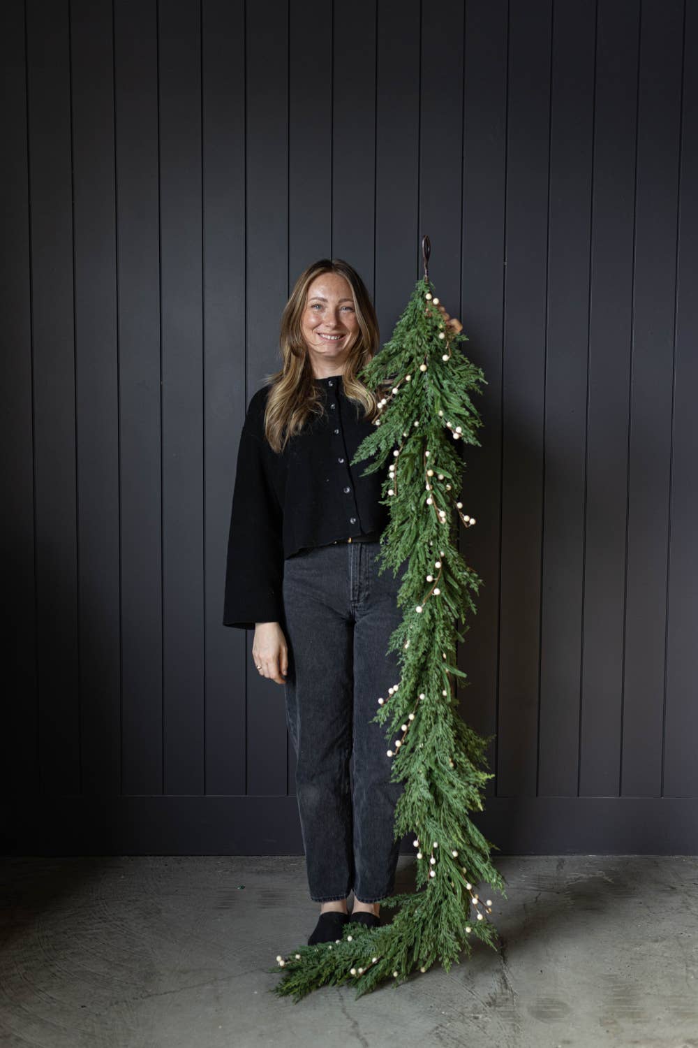 Luxe B Co - Vendita all'ingrosso Bandierine/Ghirlande - Ghirlanda Real Touch di Cipresso di Norfolk con Bacche di Prugna Bianca - 6 Piedi