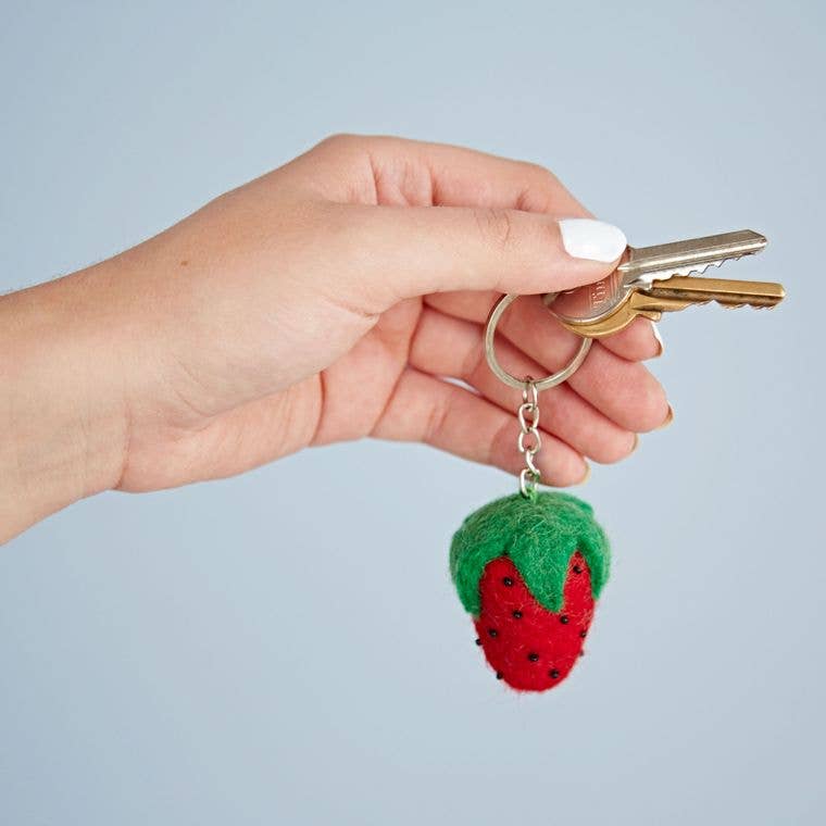 The Paper High Gift Company Limited – Engroshandel Nøglering - Dame – Filt Jordbær Nøglering - Håndlavet1