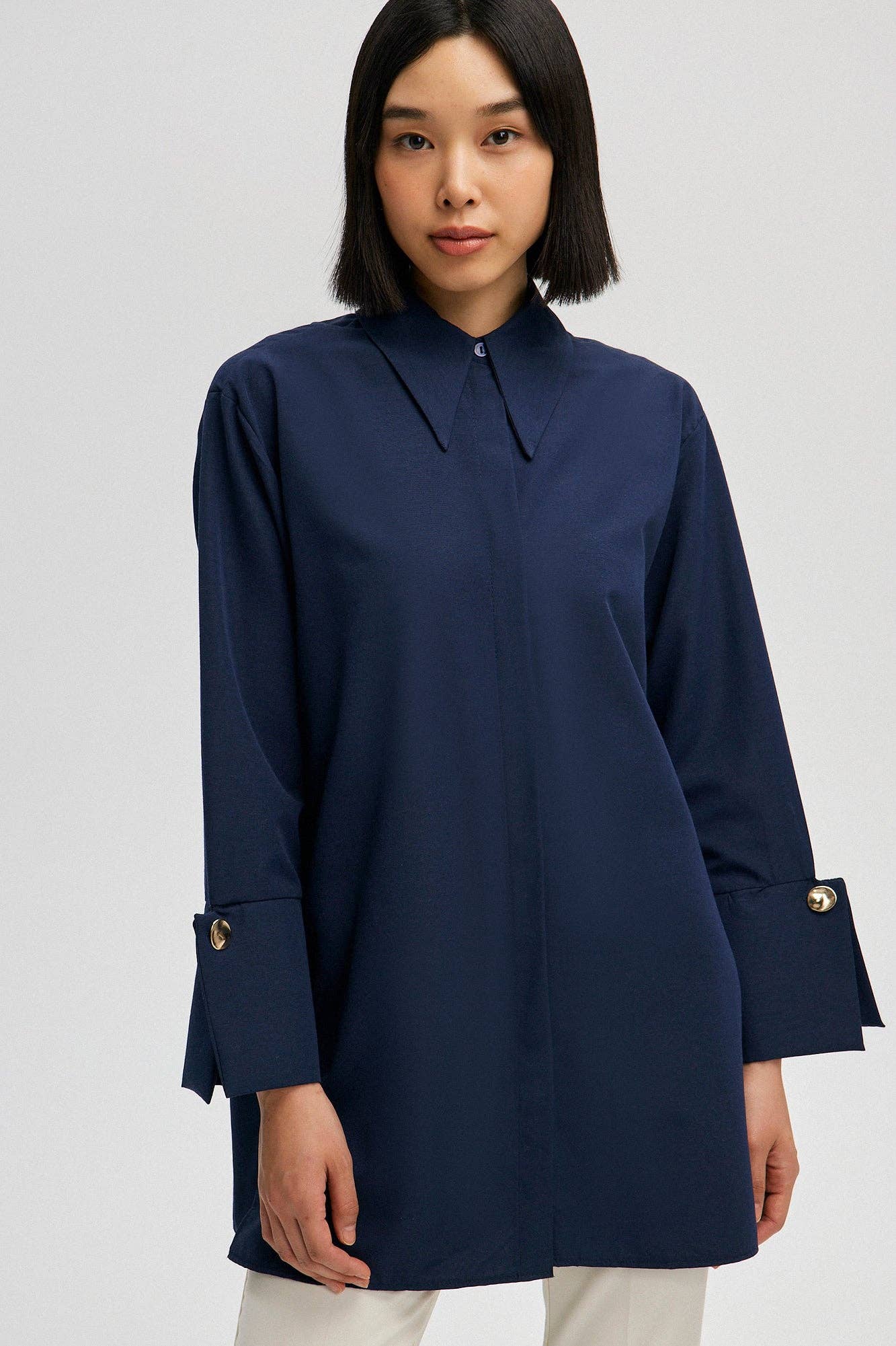 Navy Blau Popelin-Bluse mit markanten breiten Manschetten – Baumwollmischung für den Großhandel auf Faire5