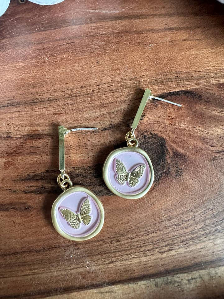 Bar Post Rosafarbene Schmetterlingsohrringe für den Großhandel von Lila Rose