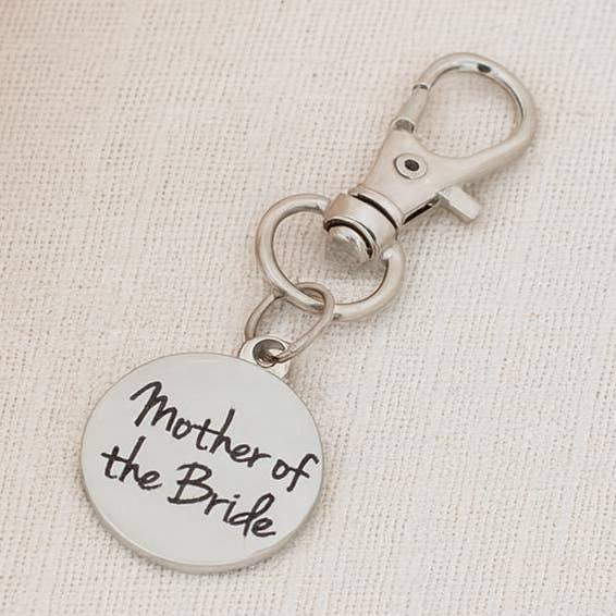 Charm-Anhänger für die Mutter der Braut, Edelstahl, graviert, Hochzeits-Taschenanhänger, Taschenanhänger, Geschenk für die Brautparty für den Großhandel von JKCE Designs