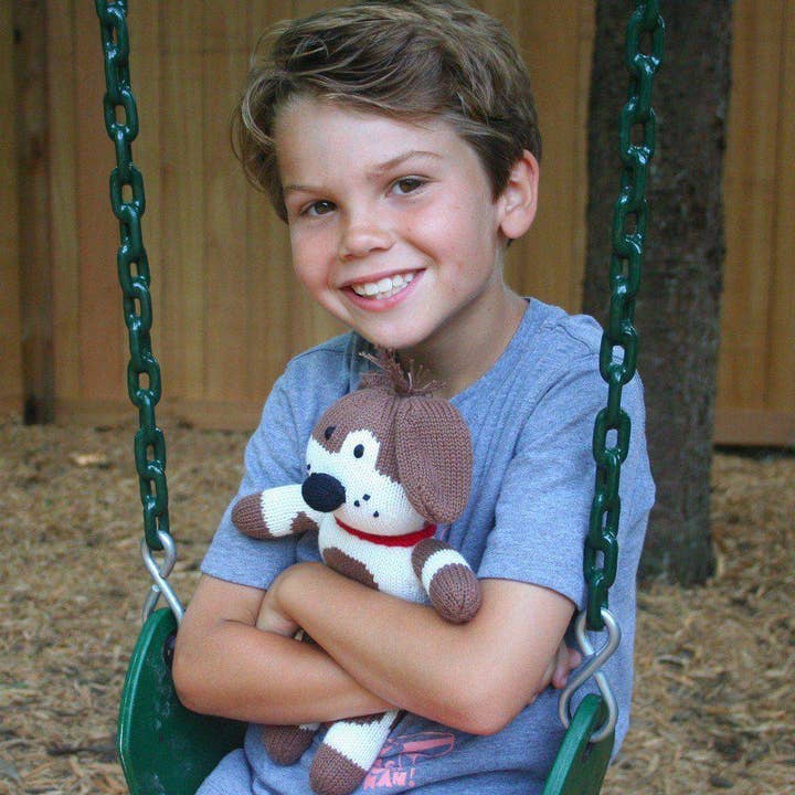 Petit Ami & Zubels – Engroshandel Dukke - Børn – Mr. Woofers den håndstrikkede hundedukke3