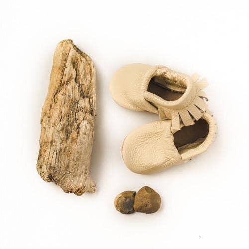 Crèmekleurige leren mocassins voor baby's en babyslofjes voor peuters voor wholesale door Starry Knight Design