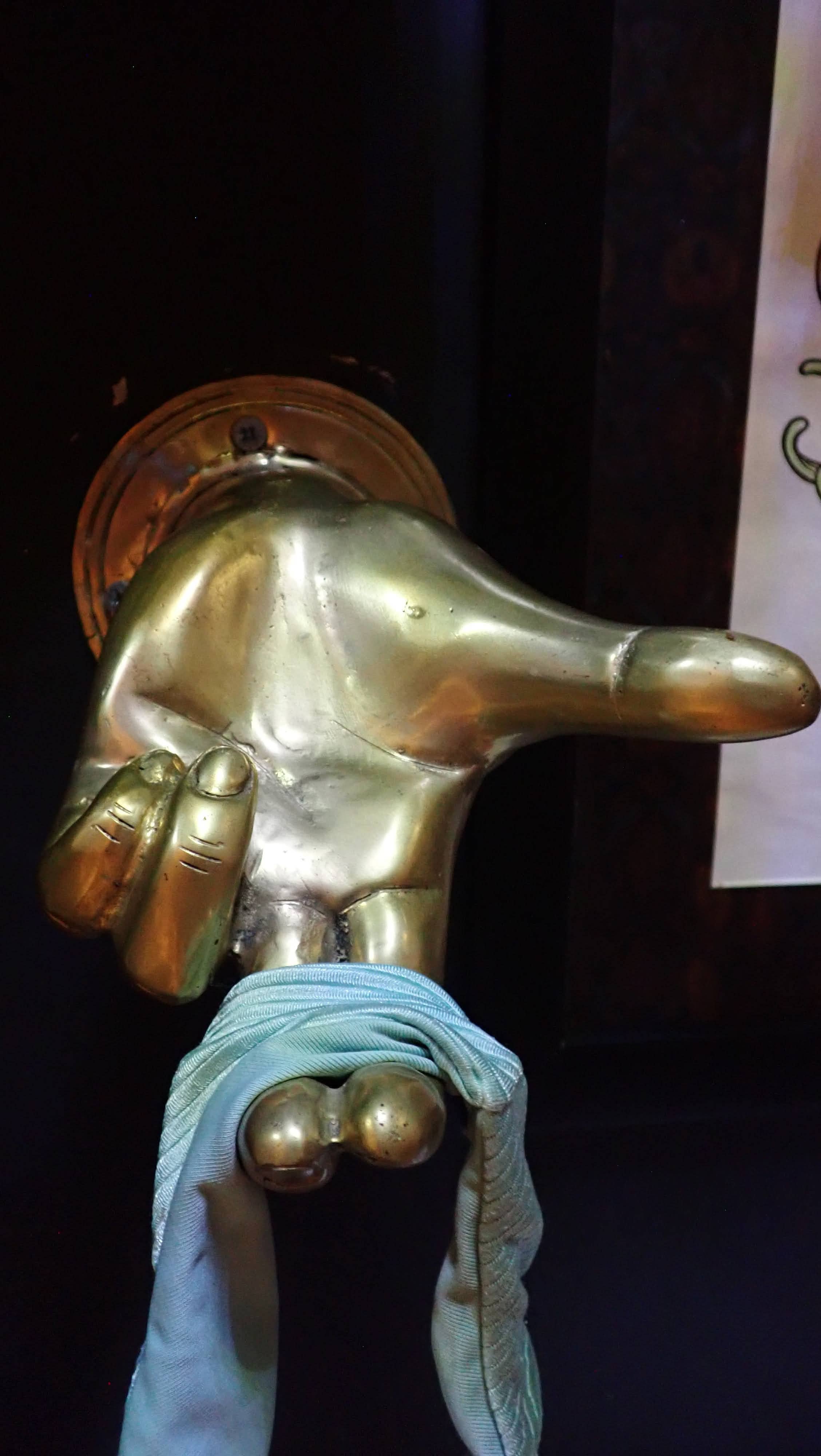 Ubud Glass – wholesale Skulptur – Stor massiv mässingshand med fingergest väggkrok - Tuff heminredning9