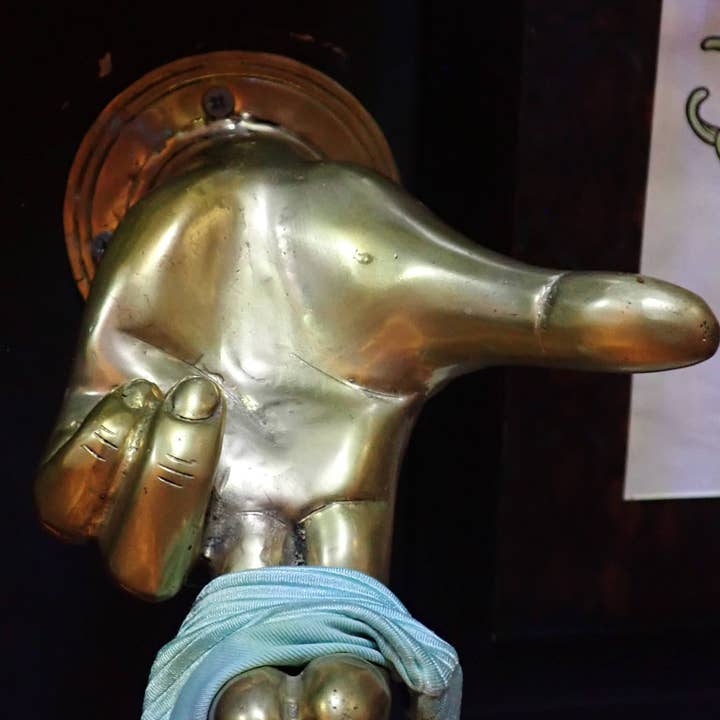 Ubud Glass - Vente Sculpture - Grand crochet mural en laiton massif doré en forme de geste de la main - Décoration intérieure audacieuse9