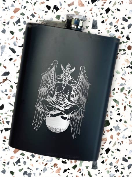 Flacon gravé Baphomet en acier inoxydable noir de 8 oz pour la vente par Three Witches Tea Shop