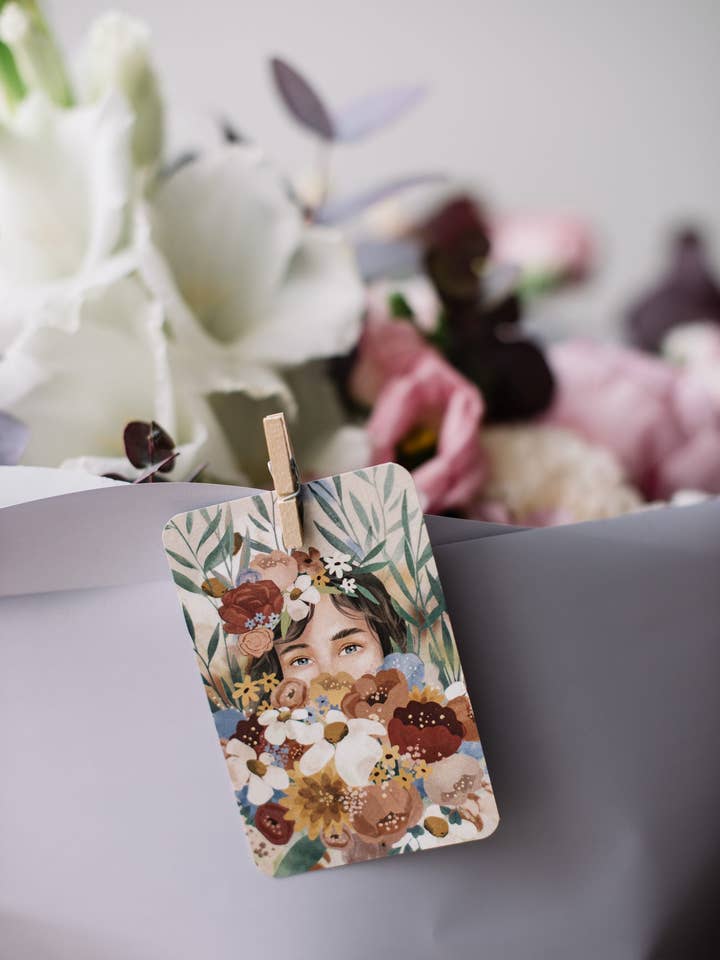 Mini single card 6x9 cm 'Flower girl in a wreath' for wholesale by Printfluence.me