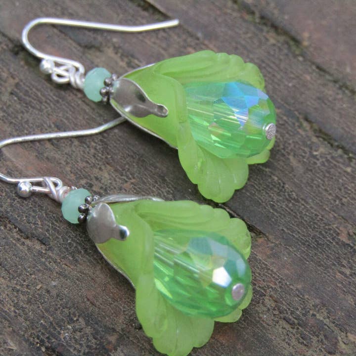 Bad Apple Designs - Vendita all'ingrosso Orecchini pendenti - Orecchini pendenti in cristallo con fiori in lucite d'argento fatti a mano3