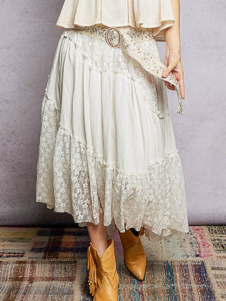 Jupes longues unies en gaze double avec bordure en dentelle brute. pour la vente par Pol Clothing