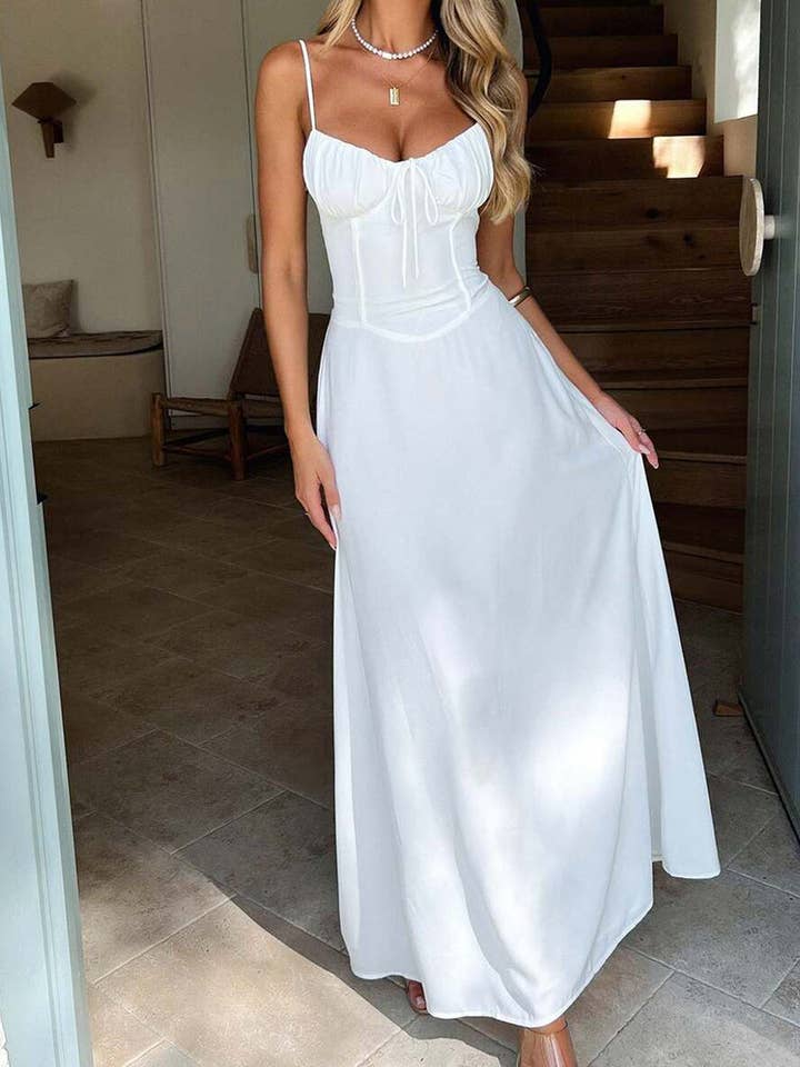 Robe longue évasée à col licou pour la vente par Aria Romance