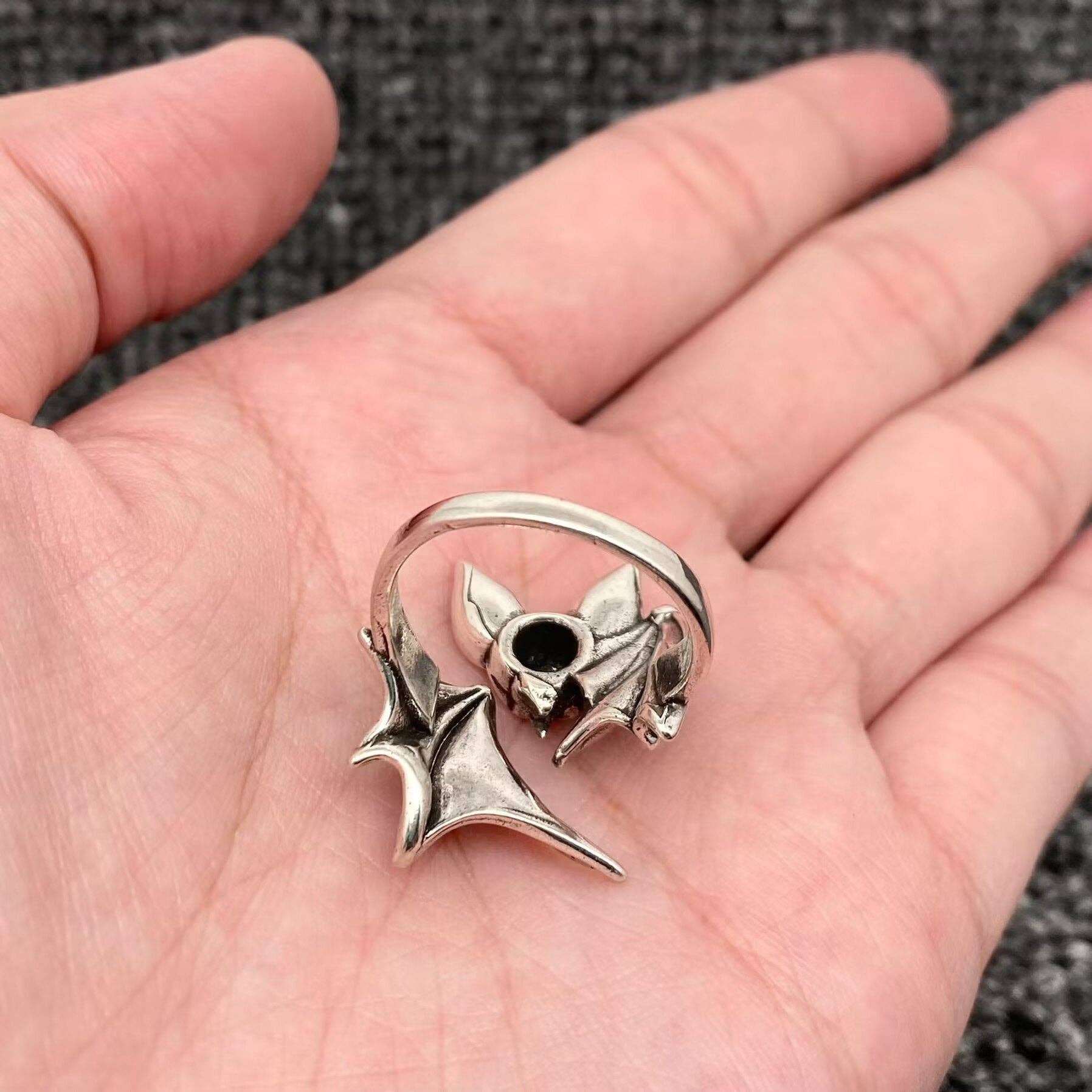 Mio Queena – wholesale Cocktail/Statement Ring – Justerrbar ring i gothisk stil med fladdermus2