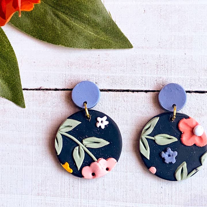 Clay & Rain – wholesale Hängande örhängen – Svart blommig platta örhängen (Circle)