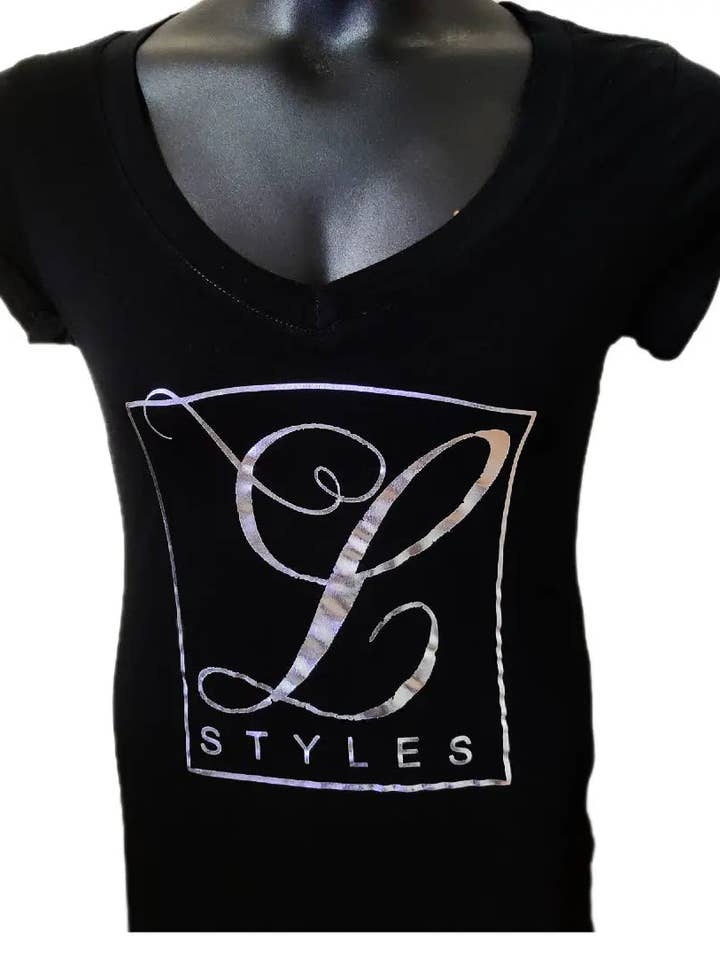 T-shirt con scollo a V firmata L.Styles per la vendita all'ingrosso da parte di L. Styles, LLC