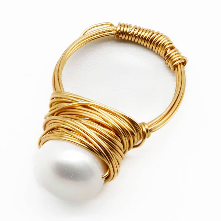 Anillo de alambre envuelto con perla de agua dulce chapado en oro de 18 quilates para venta al por mayor de Mara Blak - Hidden Gems