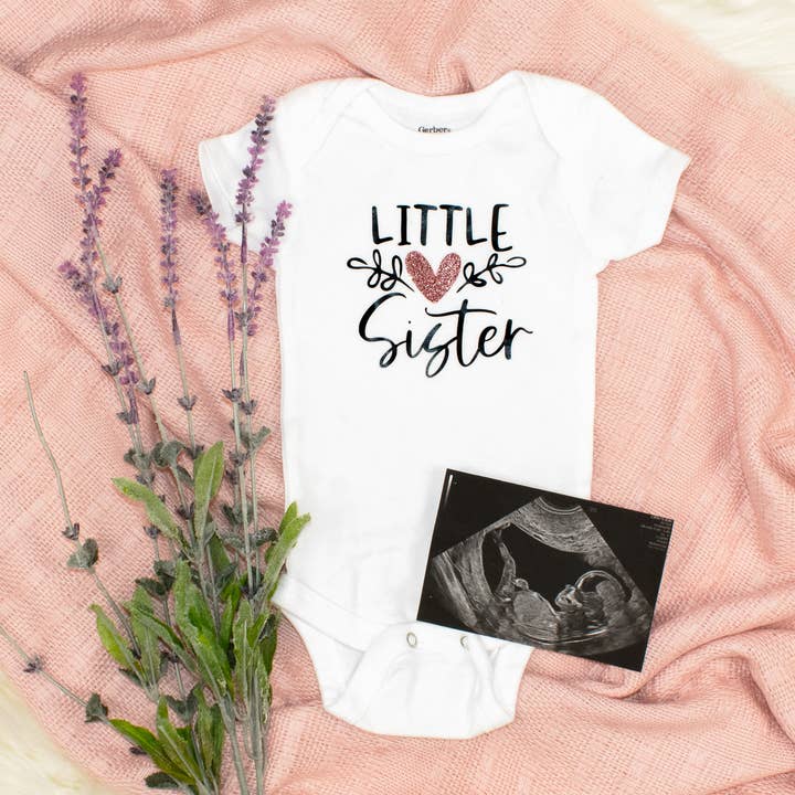 Grenouillère petite sœur pour révélation de bébé et frères et sœurs | assorti pour la vente par Baybees Nest