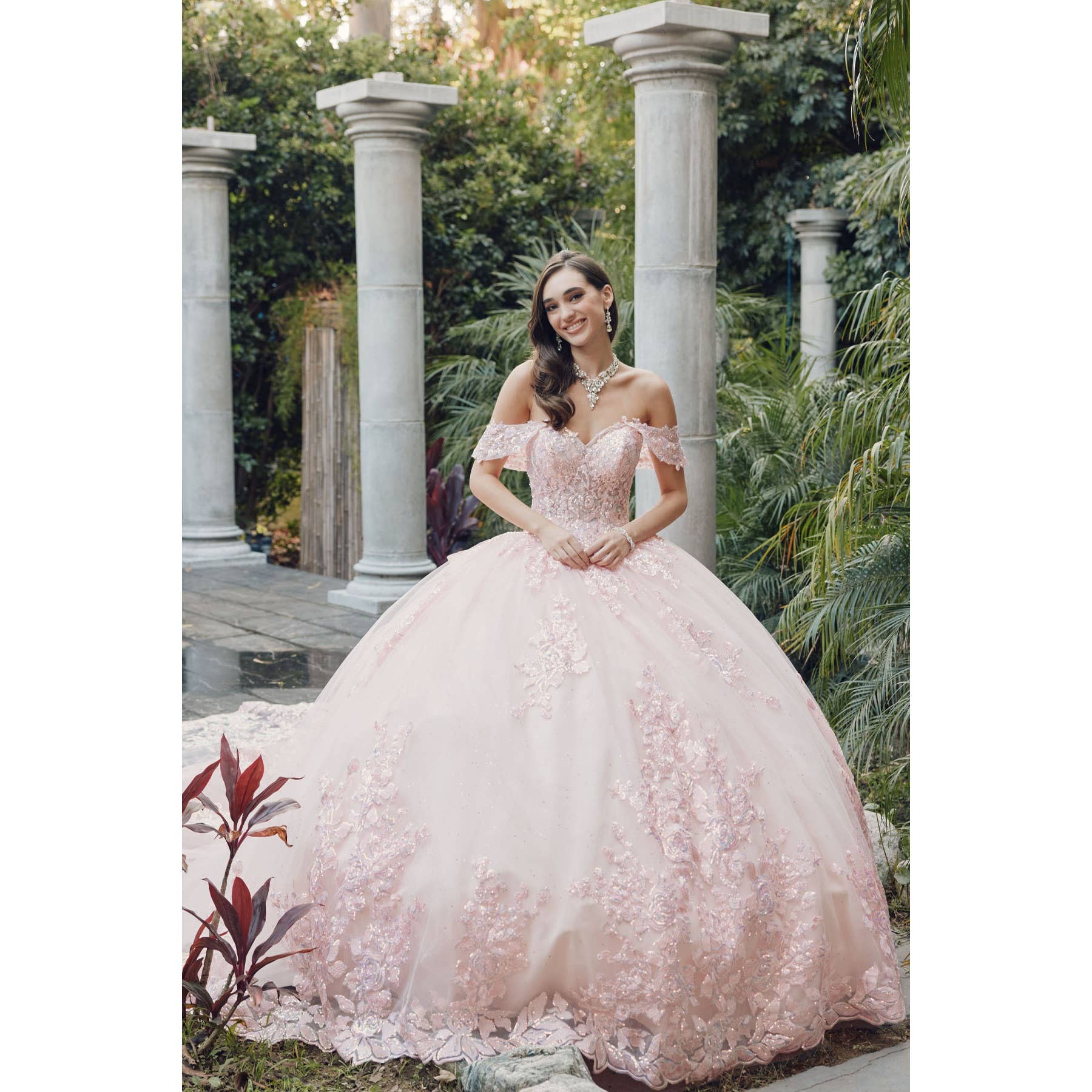 Juliet – Großhandel Abendkleid – Damen – Schulterfreies Quinceañera-Ballkleid mit Stickereien, Spitzenapplikationen und Schleife am Rücken7