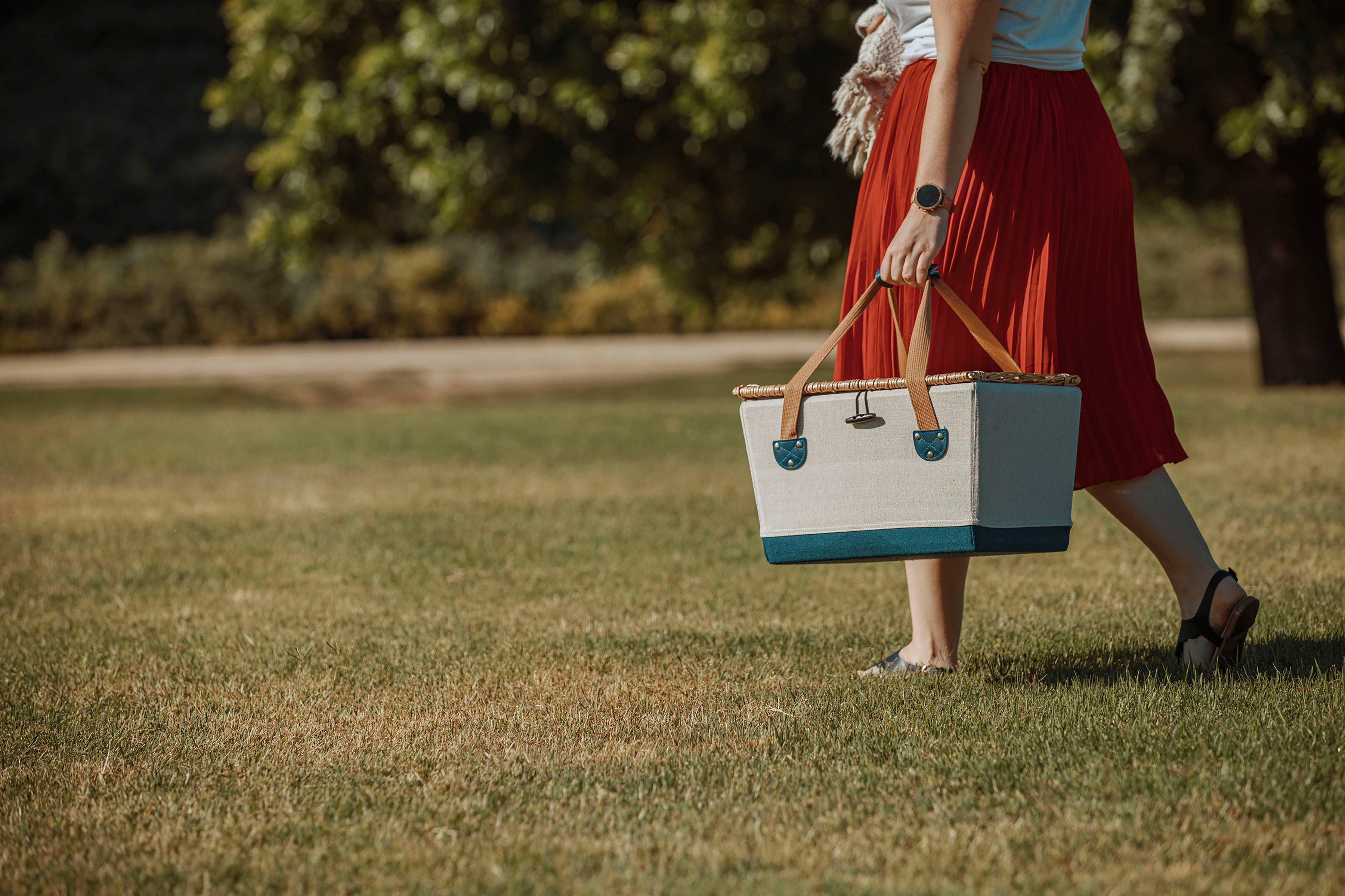 Beige Canvas with Navy Blue Accents Boardwalk Picnic Basket for 2 for wholesale on Faire12