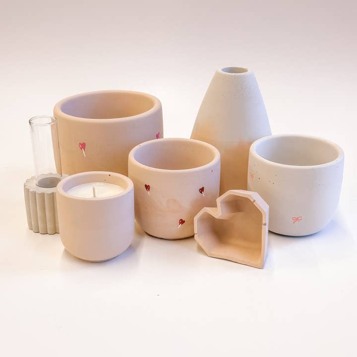 The Plant Supply - Wholesale Plant Pot - Pink Bow Concrete Planter With Drainage Hole2