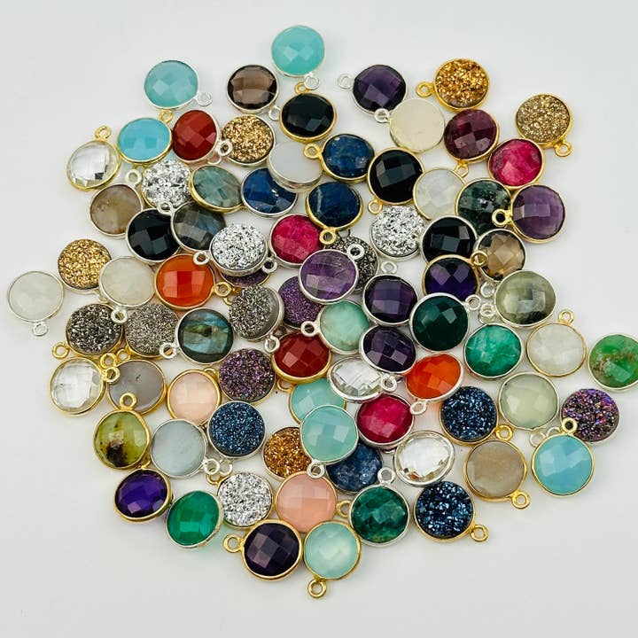 Jewelers Paradise - Wholesale Individual charm/pendant - Gemstone Round Bezel Crystal Charm - 10mm - 7