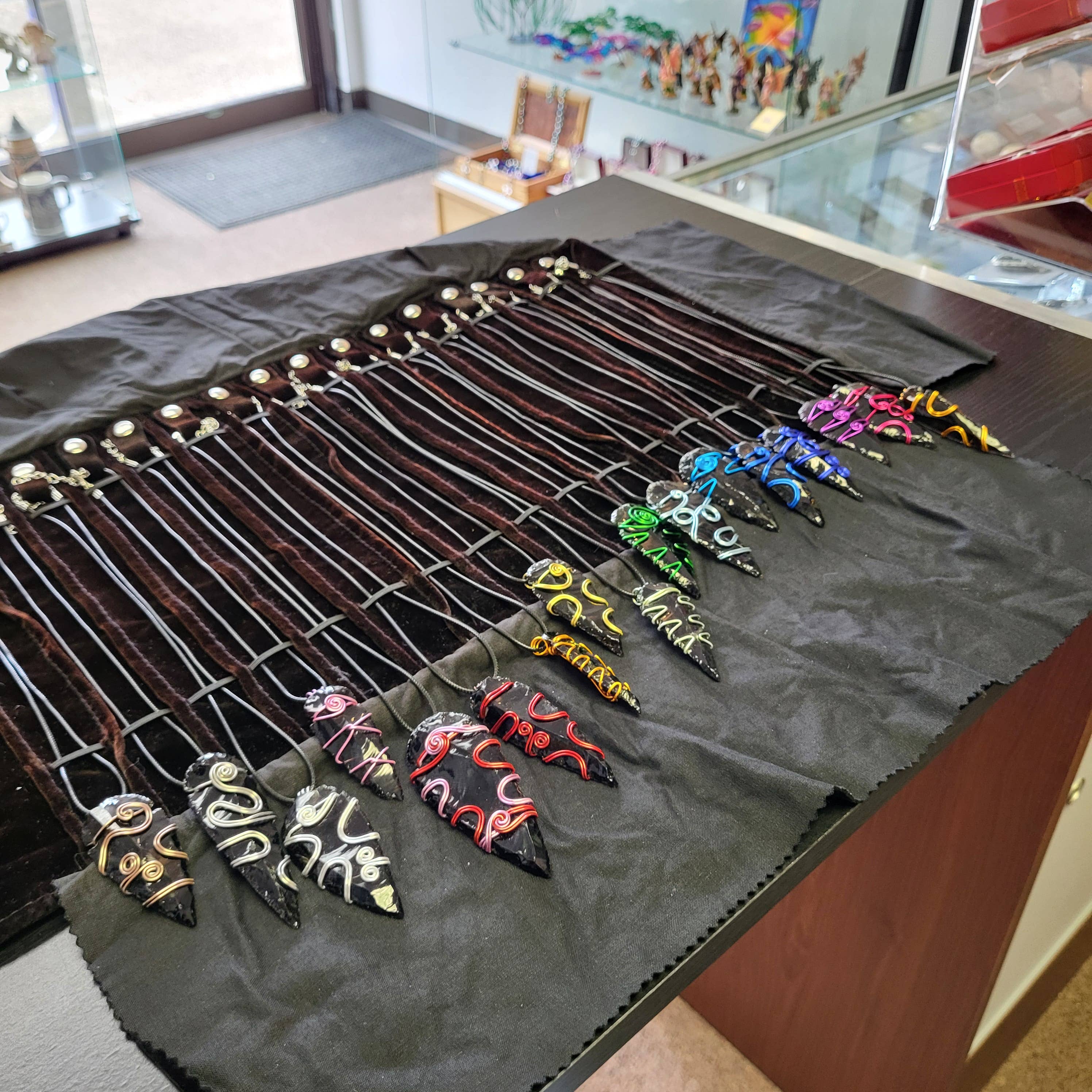 Different Branches - Vente Breloques/médailles personnalisées - Bijou pendentif artisanal en obsidienne et fil d'aluminium en forme de pointe de flèche5