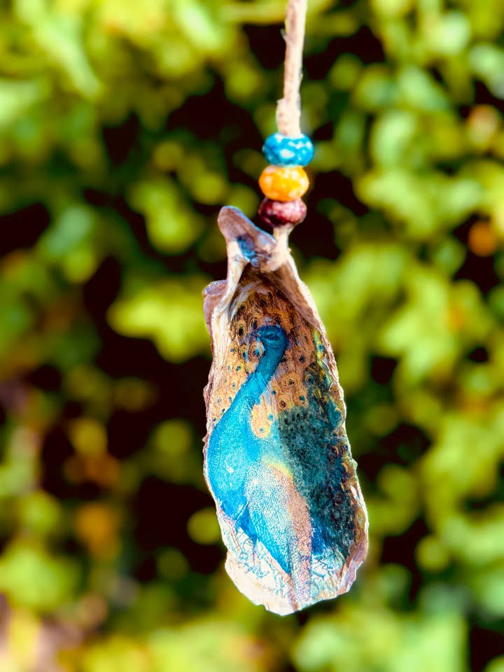 Ornement en coquille d'huître paon pour la vente par Wild Child Art Studio