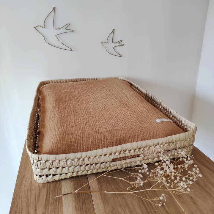 Les p'tites Merveilles de Bérénice – Engroshandel Kurv - Børn og baby – Rektangulær puslebakke i økologisk bomuldsgaze camel2